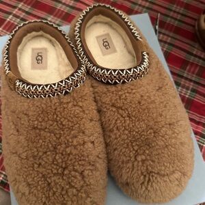 UGG Maxi Curly Tasman Shearling Slippers- Girls size 6/38